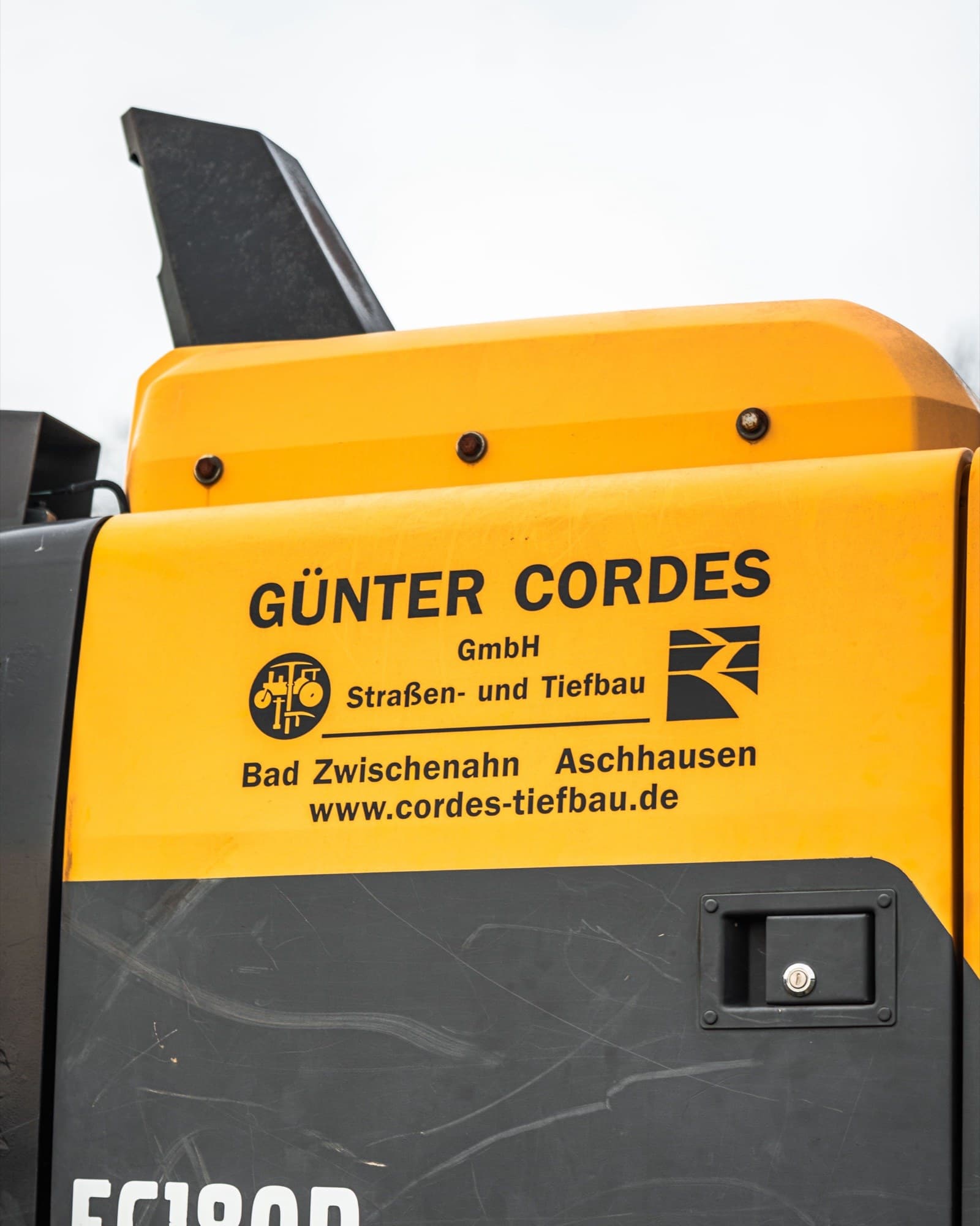 Bagger mit dem Firmenschriftzug Günter Cordes GmbH, Straßen- und Tiefbau
